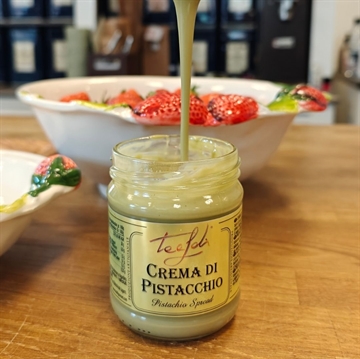 Pistacie cremen er silkeblød og har en lækker konsistens der gør den brugbar til mange formål